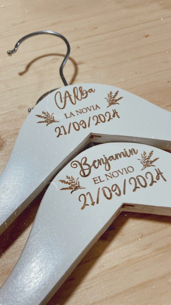 Percha personalizada en madera - Imagen 2