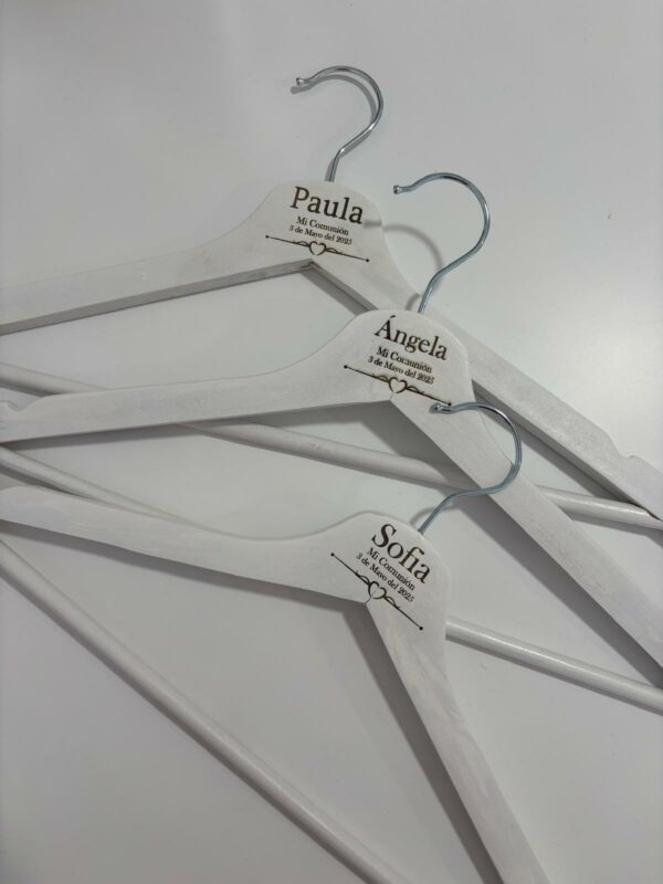 Percha personalizada en madera